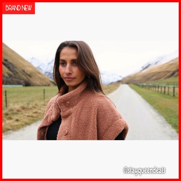 Oversized Fleece Sherpa Vest with Pockets, Button Down, Thigh Length - Picture 7 of 7